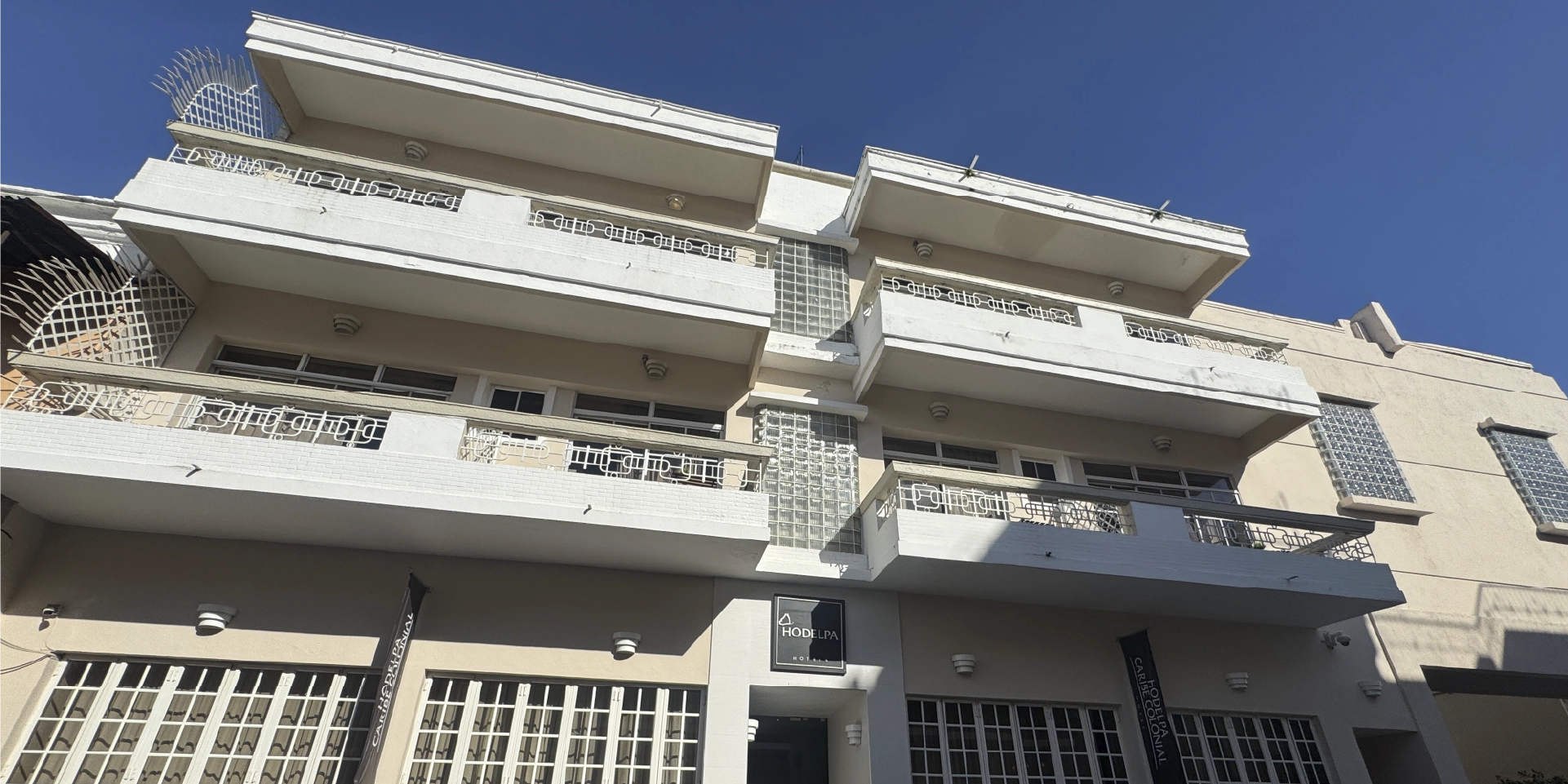 on-vacation-colombia-destino-santo-domingo-hotel-hodelpa-caribe-colonial-fachada-1920x960px