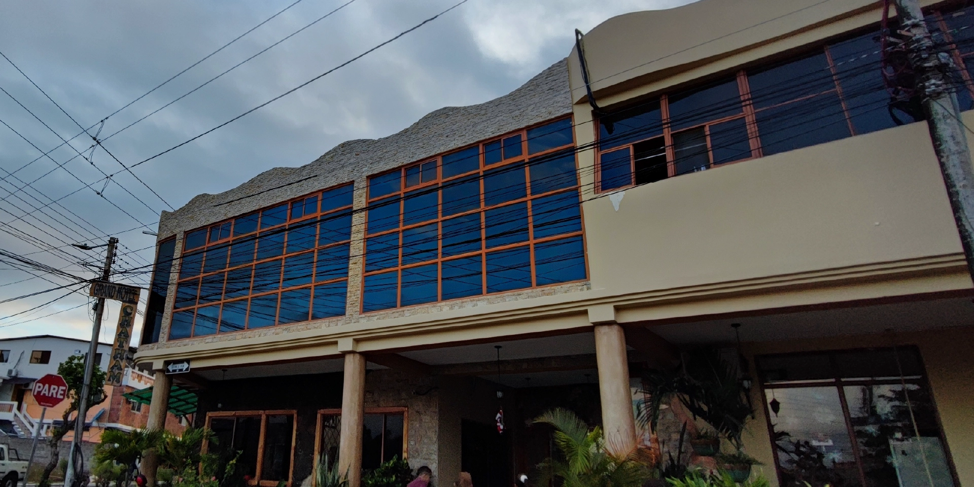 on-vacation-ecuador-destino-galapagos-hotel-chatham-entrada-al-hotel