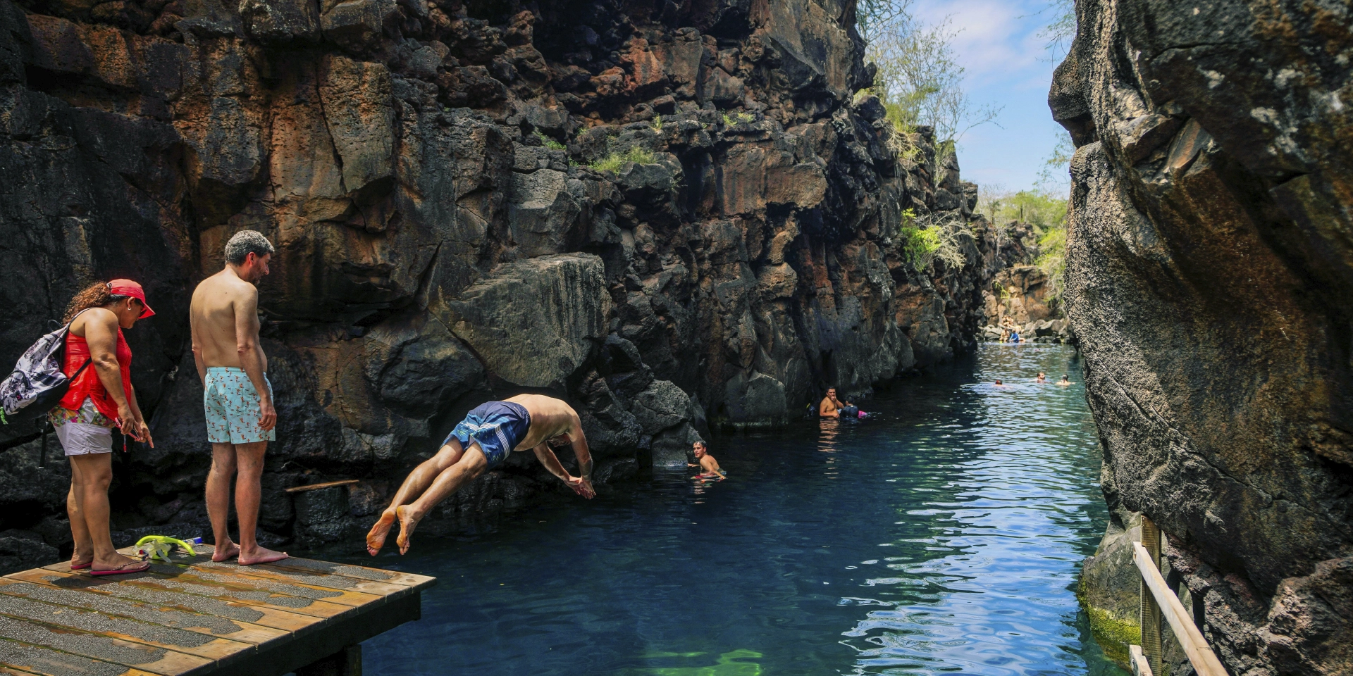 on-vacation-ecuador-destino-galapagos-hotel-chatham-piscina-natural