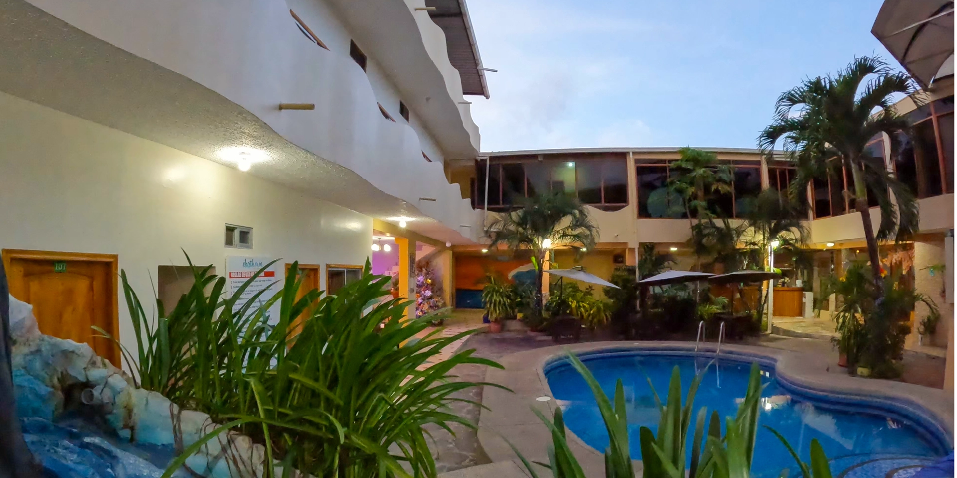 on-vacation-ecuador-destino-galapagos-hotel-chatham-piscina