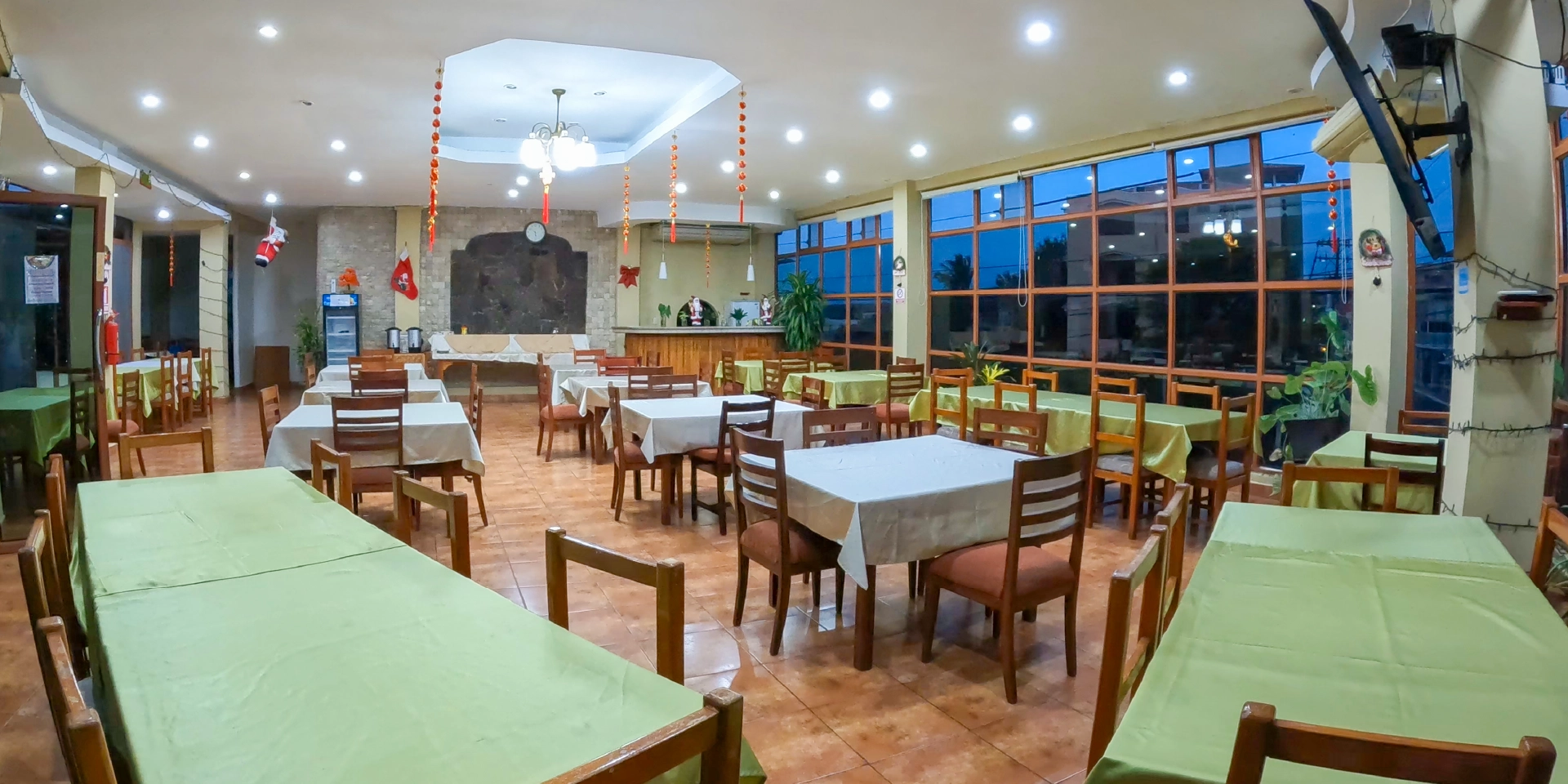 on-vacation-ecuador-destino-galapagos-hotel-chatham-restaurante