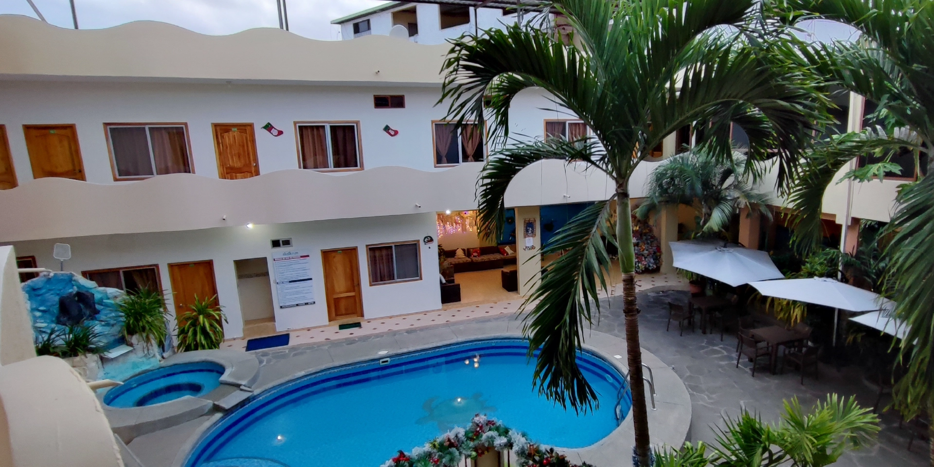 on-vacation-ecuador-destino-galapagos-hotel-chatham-vista-piscina-y-hotel