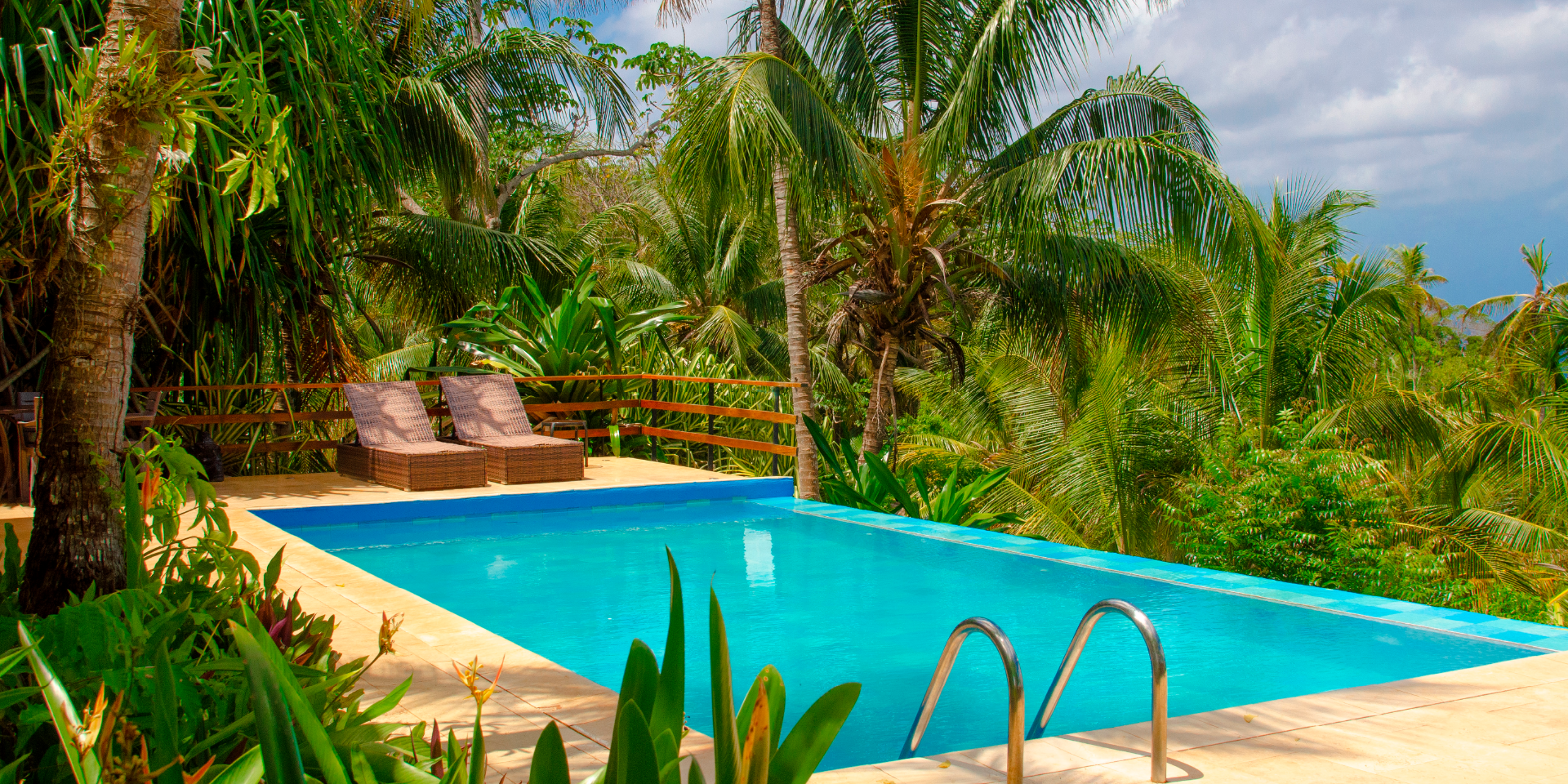 piscina-al-rededor-de-palmas-on-vacation