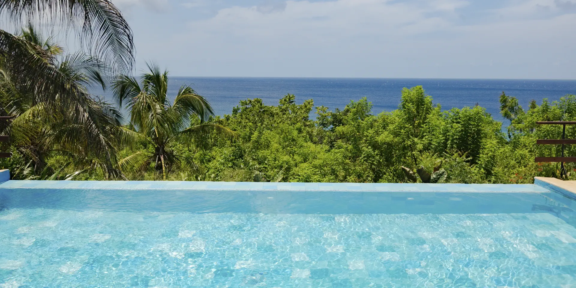 piscina-y-naturaleza-con-vista-a-el-mar