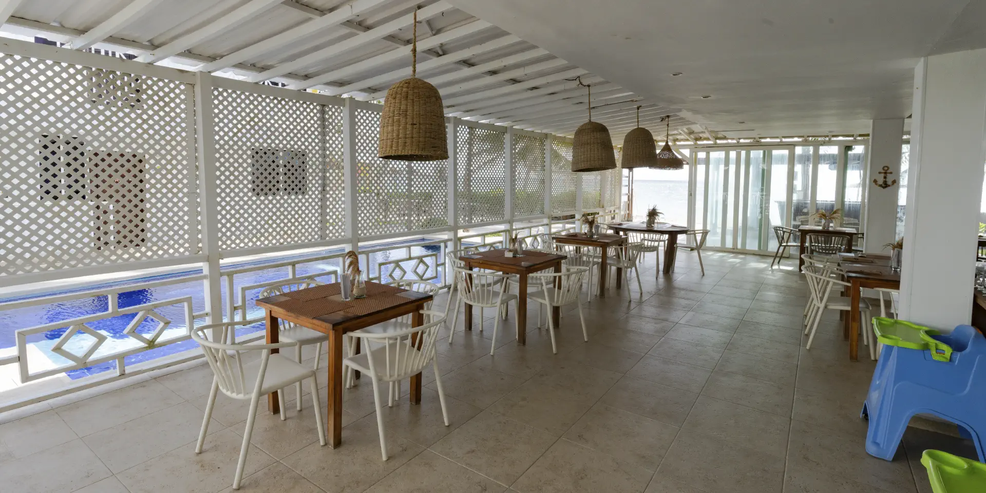 restaurante-del-hotel-con-la-piscina-al-frente