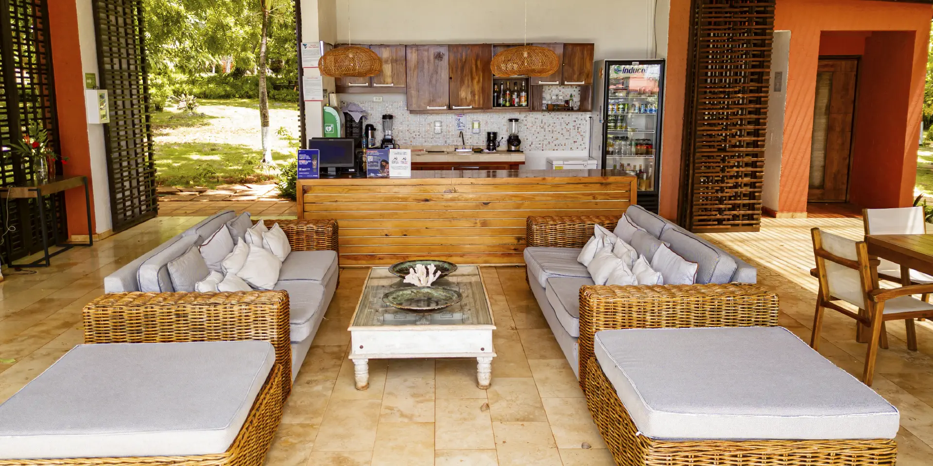 sala-de-estar-con-una-cocina-en-madera