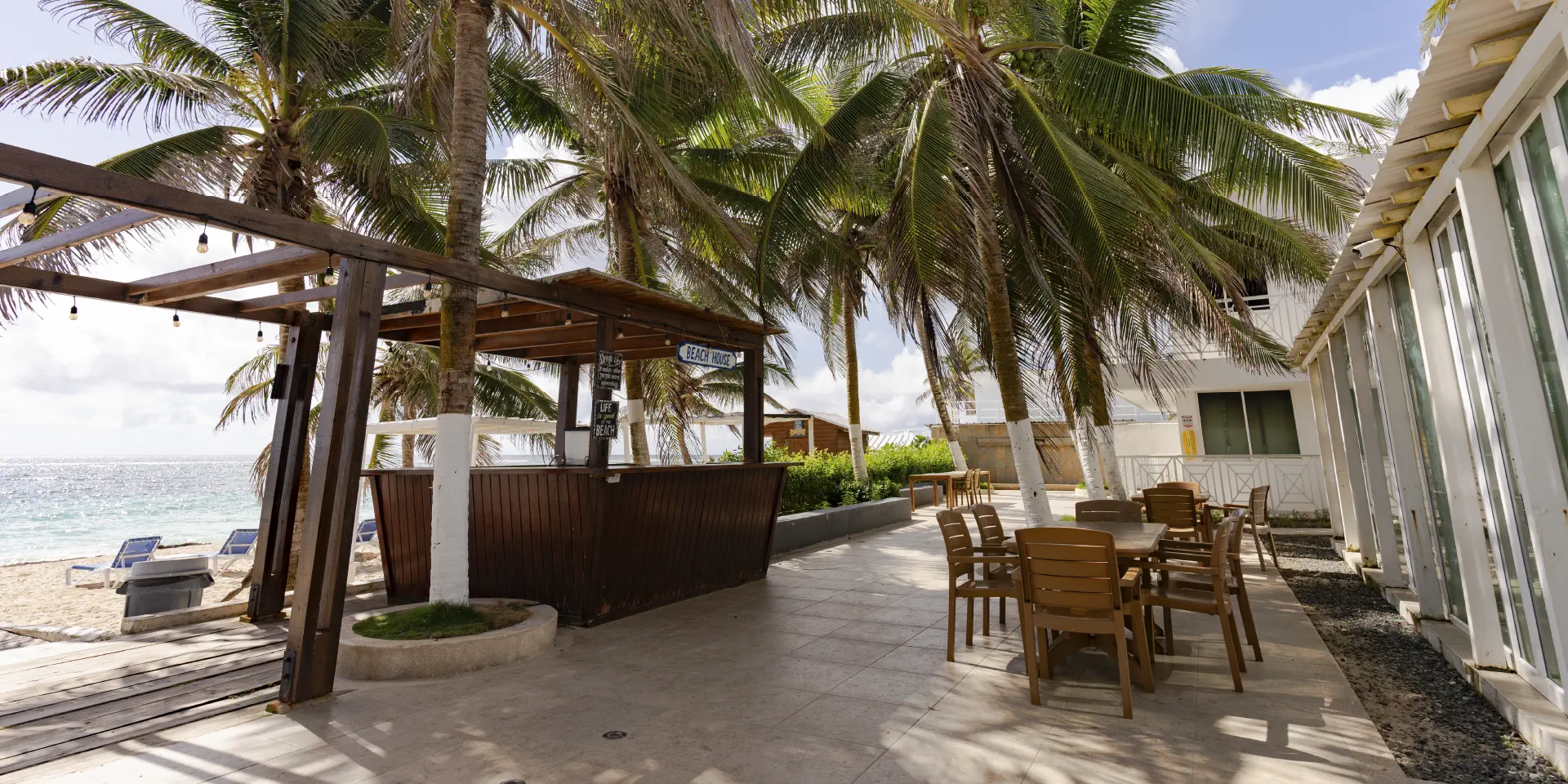 terraza-de-hotel-con-una-tienda-y-palmeras-alrededor