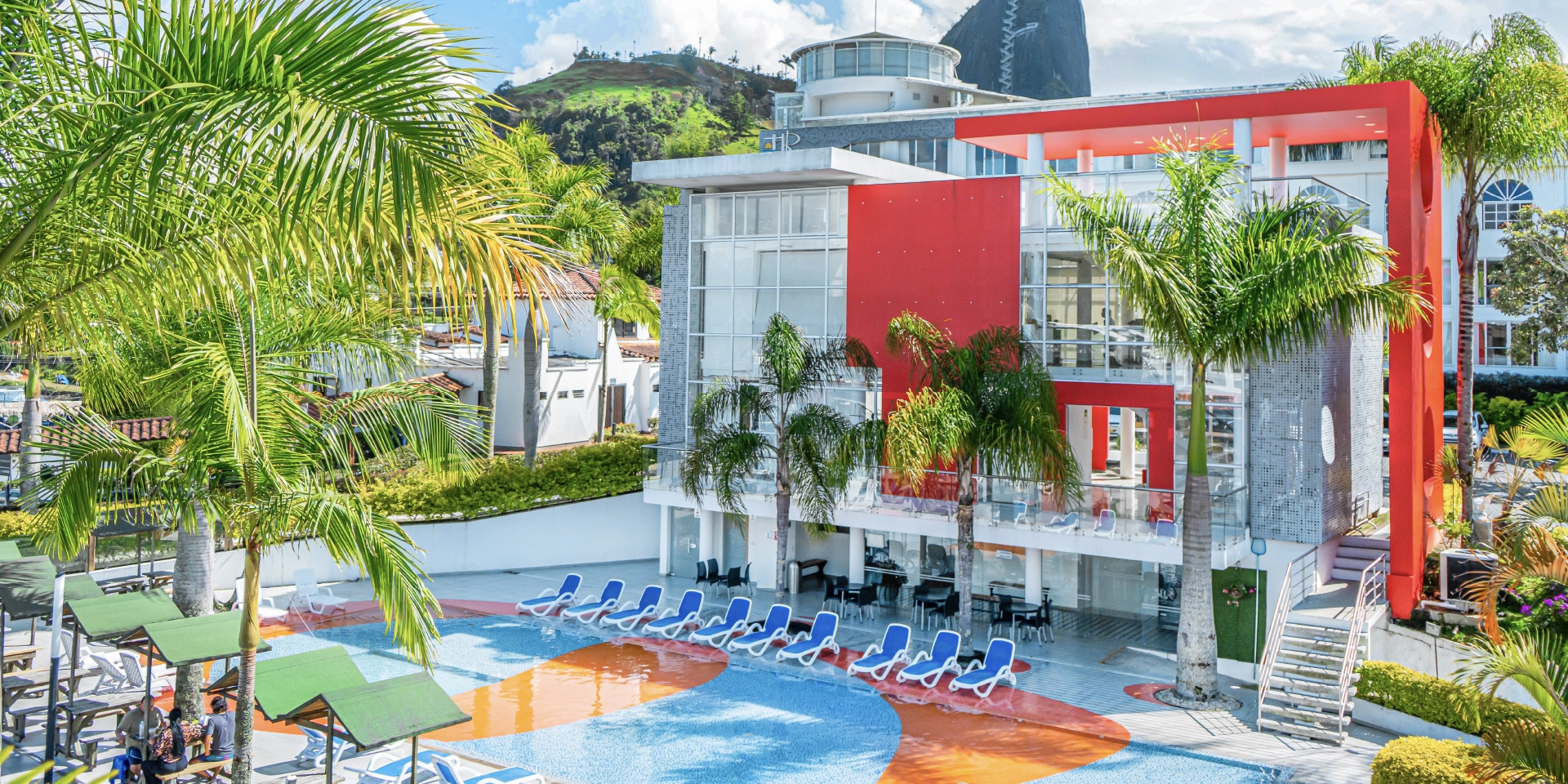 El Hotel Los Recuerdos de On Vacation es un alojamiento ideal para descansar frente al embalse de Guatapé. Ofrece habitaciones cómodas, piscina, zonas de esparcimiento y vistas espectaculares al paisaje natural. Es perfecto para disfrutar actividades al aire libre y vivir una experiencia tranquila y auténtica en Guatapé.​
            
            
                Conoce más​
            
            
                
            
        

        
            Hotel El Recuerdo