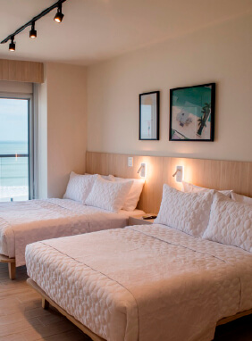 Dos ambientes, habitación privada con cama Queen, sofá cama, balcón en sala, kitchenette equipada, comedor hasta 4 personas, Smart TV en sala y habitación, caja fuerte, vista al mar. 92 Habitaciones Aire acondicionado, Smart TV, caja fuerte, balcón privado, kitchenette equipada, baño completo, ropa de cama premium, cortinas blackout.
Premium Ocean View