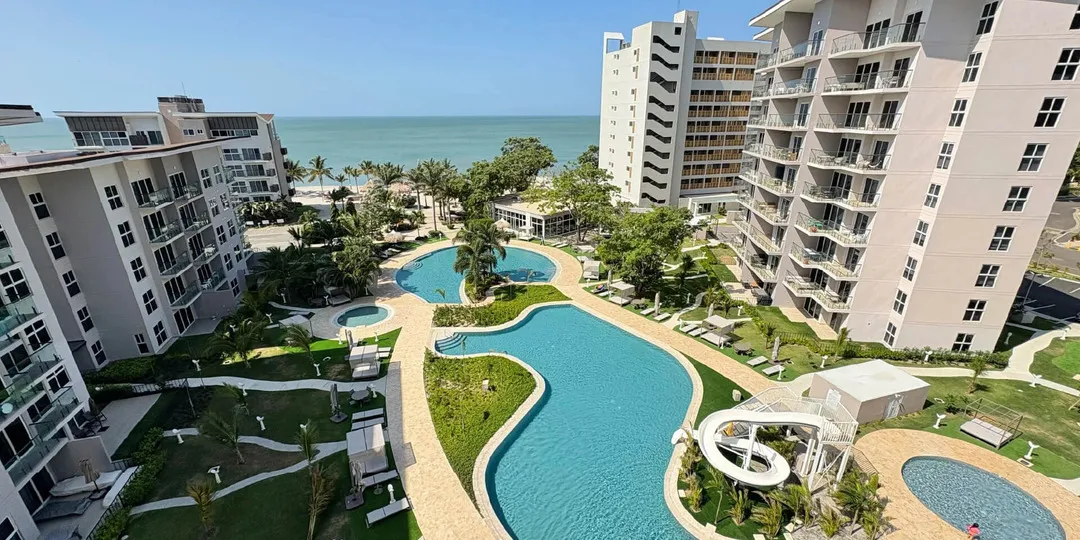 on-vacation-colombia-destino-panama-hotel-playa-caracol-piscina-1920x960px 172x-100-convertido-de-jpg