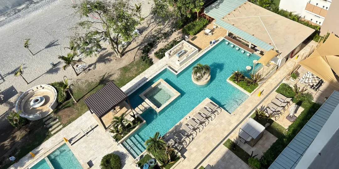 on-vacation-colombia-destino-panama-hotel-playa-caracol-piscina-1920x960px 1_172x-100-convertido-de-jpg