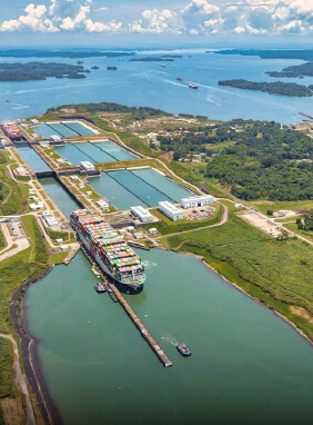 Es un canal de navegación ubicado entre el mar Caribe y el océano Pacífico. Atraviesa el punto más estrecho del istmo de Panamá
Canal de Panamá