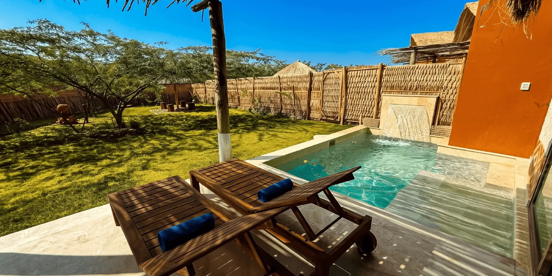 on-vacation-colombia-destino-la Guajira-Hotel Wayira Beach-Anasü Piscina sillas-8