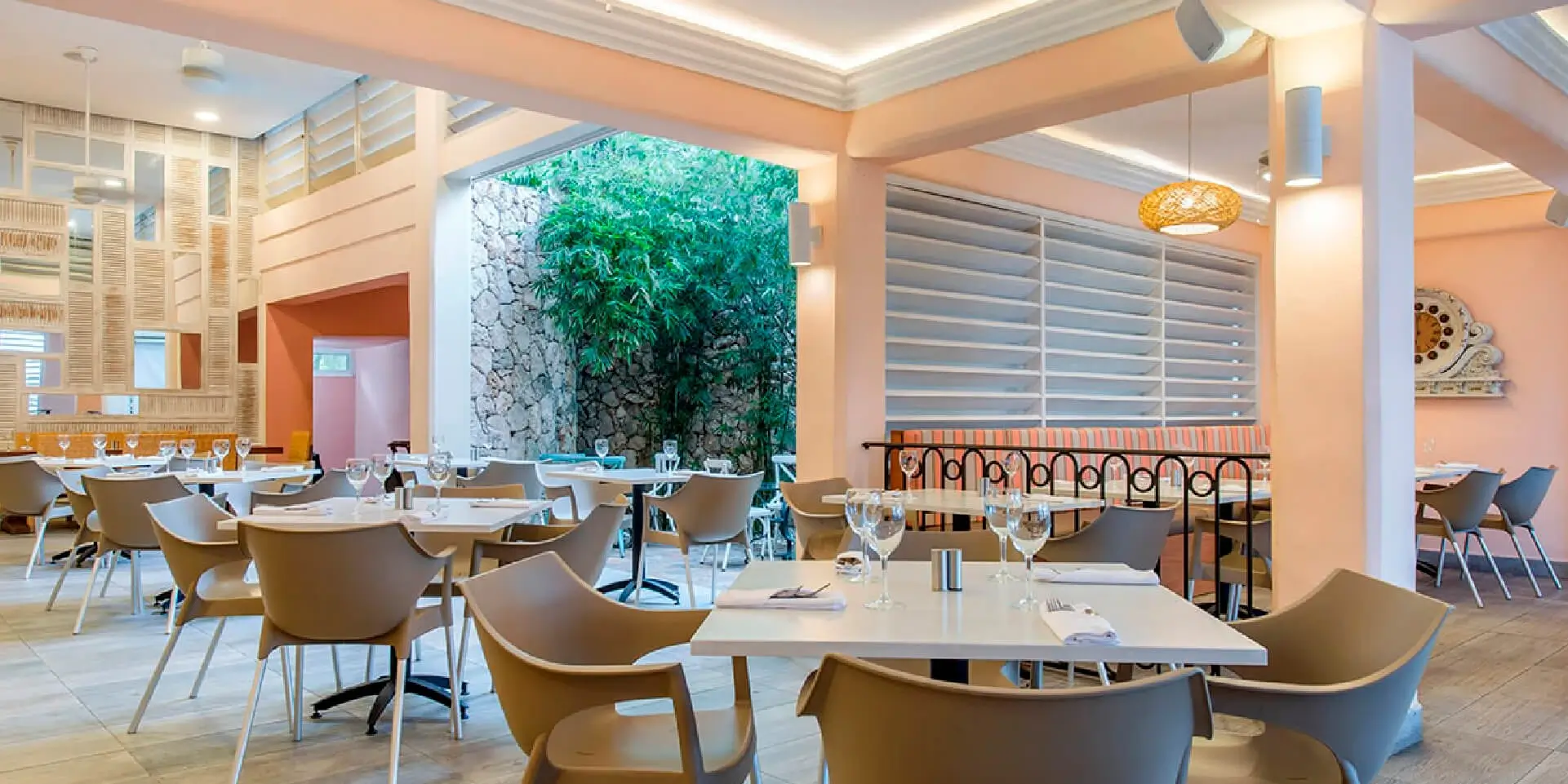 on-vacation-colombia-destino-republica-dominicana-hotel-emotions-restaurante-10@72x-100
